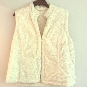 Cream imitation fur cream vest.